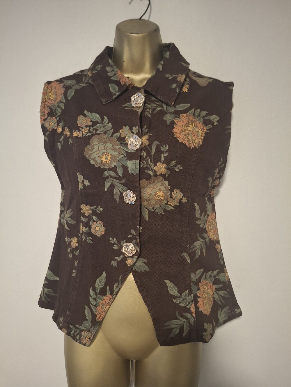 Floral Sleeveless Button-Front Top in Dark Brown